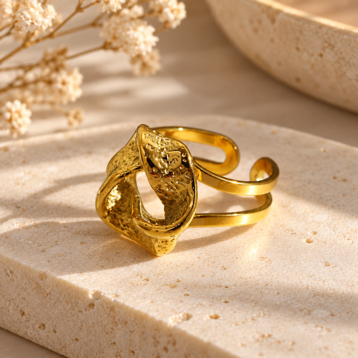 Bague Cocktail Nœud Organique Martelé Dorée — vue produit
