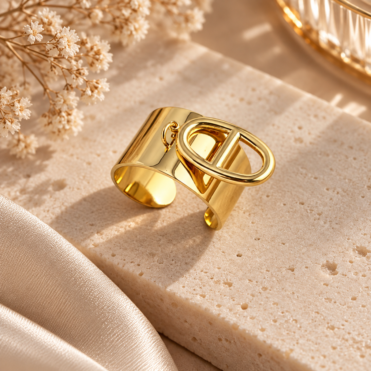 Bague Manchette Charm Monogramme Dorée — vue produit