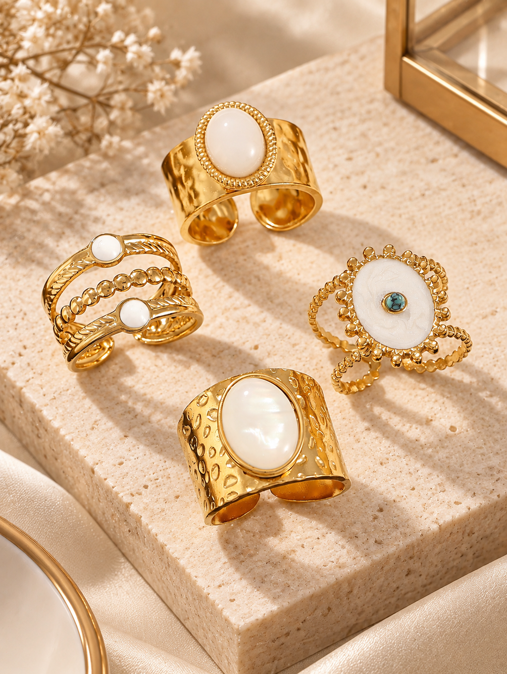 Bague Large Dorée Pierre Blanche — Au Choix