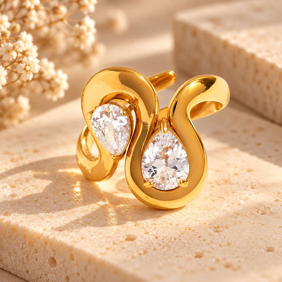 Bague dorée à volutes et gouttes lumineuses – blanc ou vert