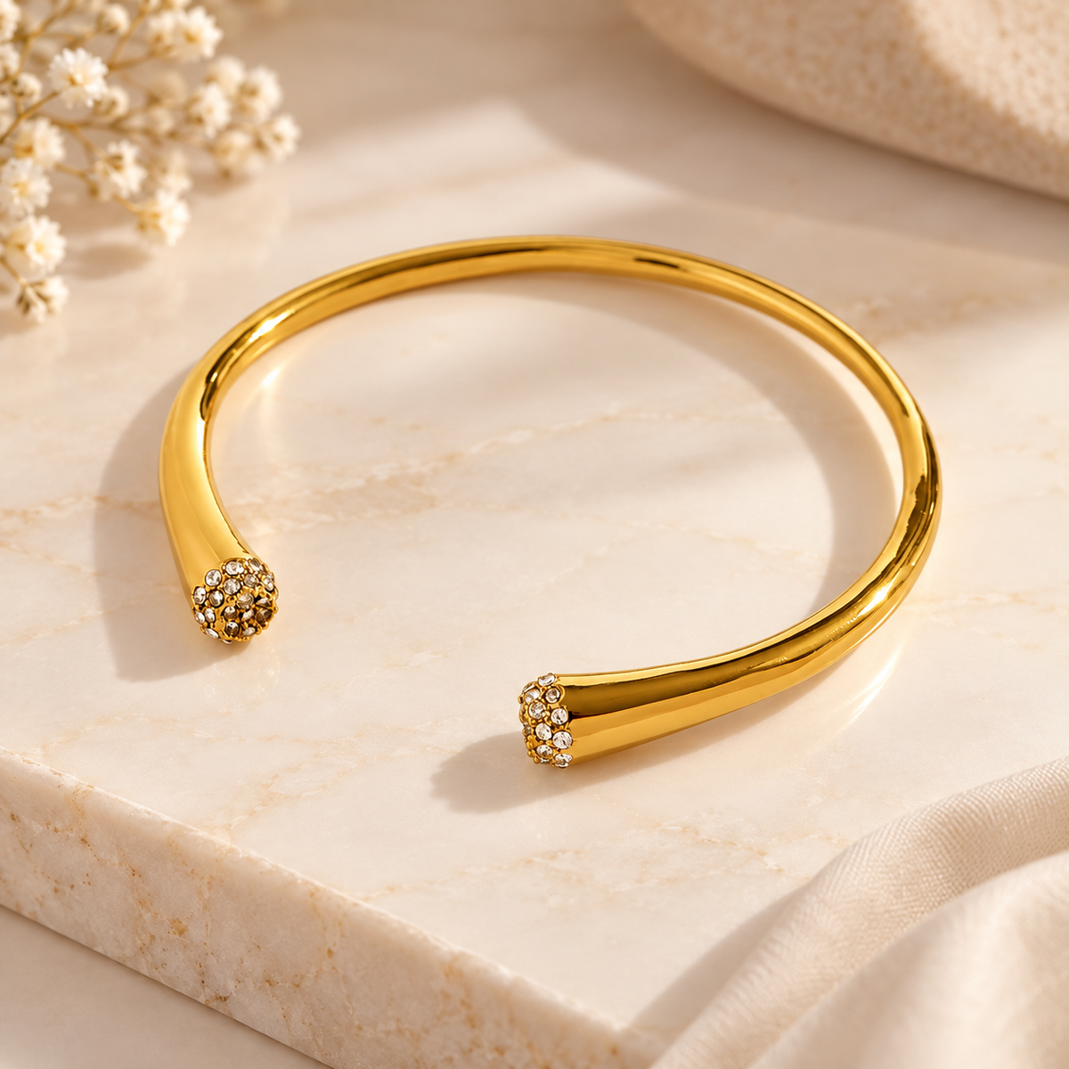 Bracelet jonc ouvert serti de cristaux