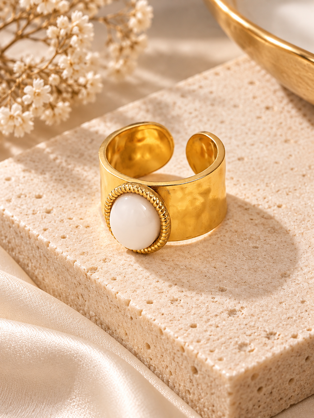 Bague Large Dorée Pierre Blanche — Au Choix