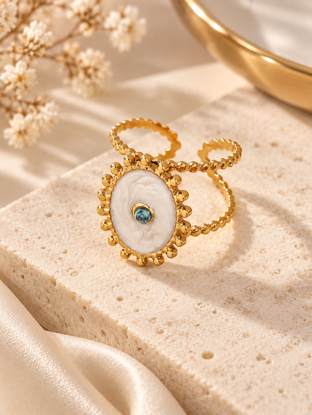 Bague Large Dorée Pierre Blanche — Au Choix