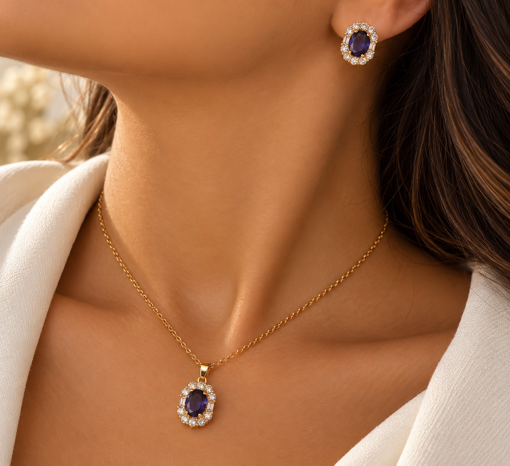 Parure dorée à ovales violets portée avec collier et boucle d'oreille