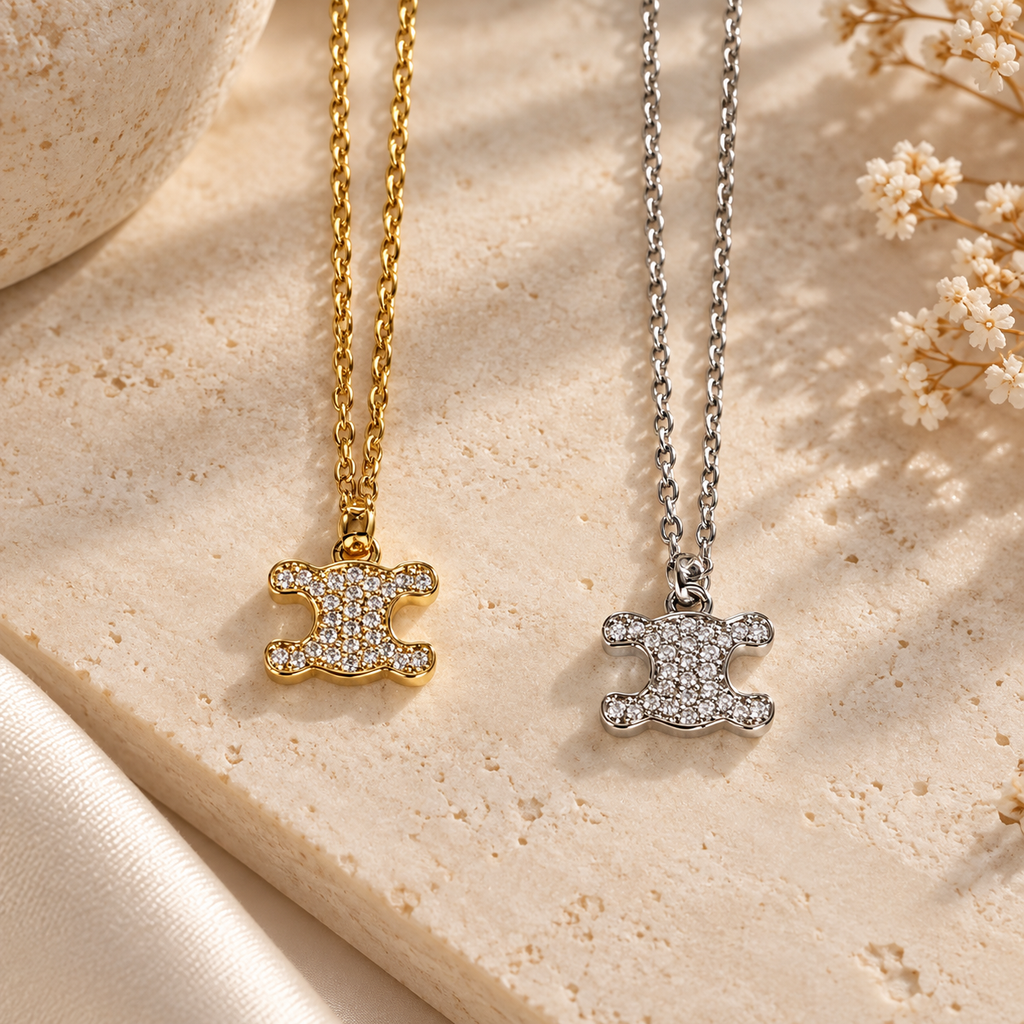 Collier Pendentif Motif Iconique Pavé Cristaux