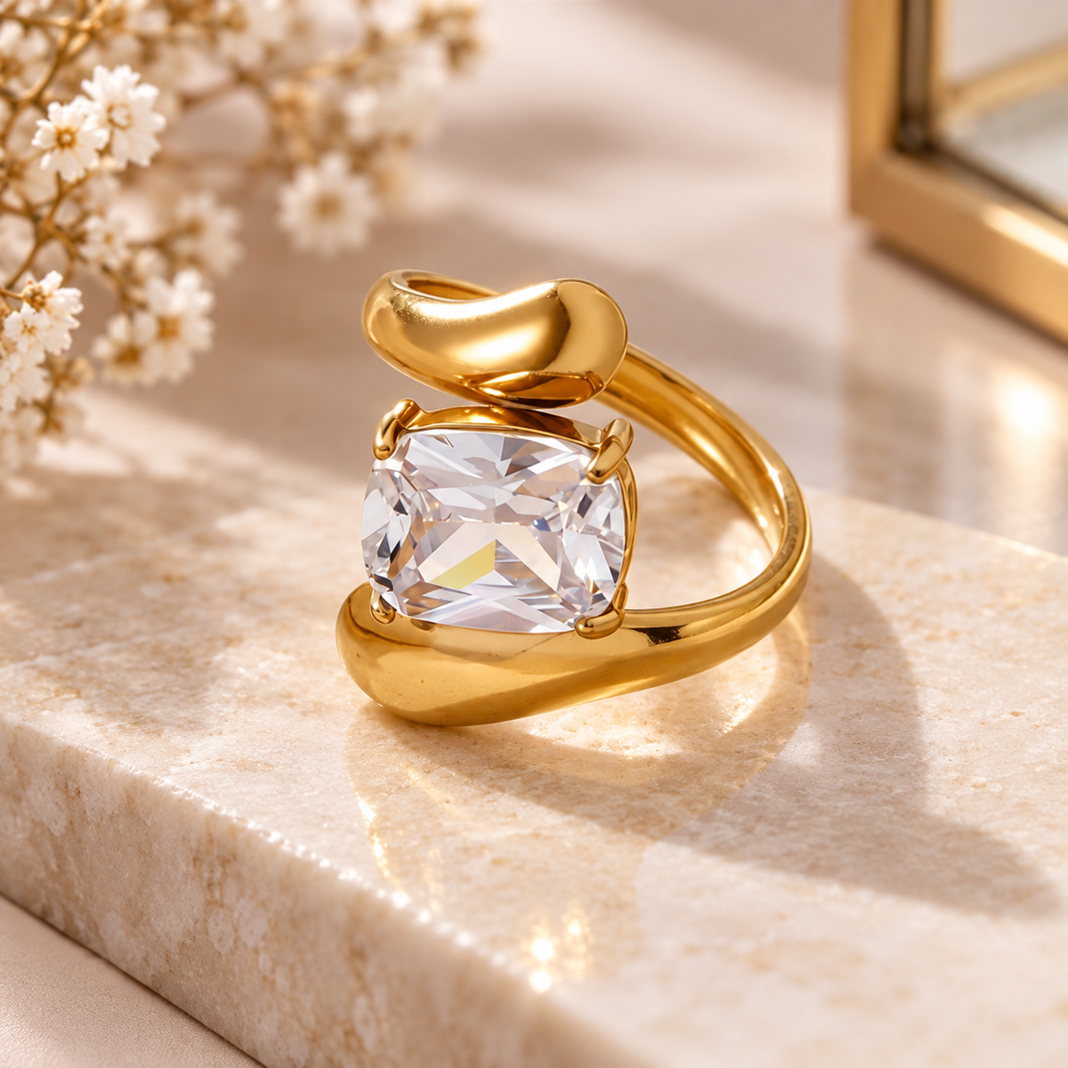 Bague dorée design croisé et cristal