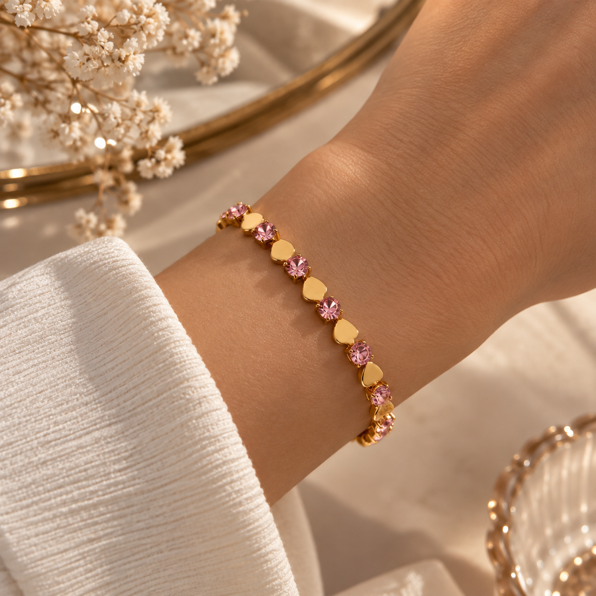 Bracelet Tennis Cœurs Dorés & Cristaux Roses — porté au poignet