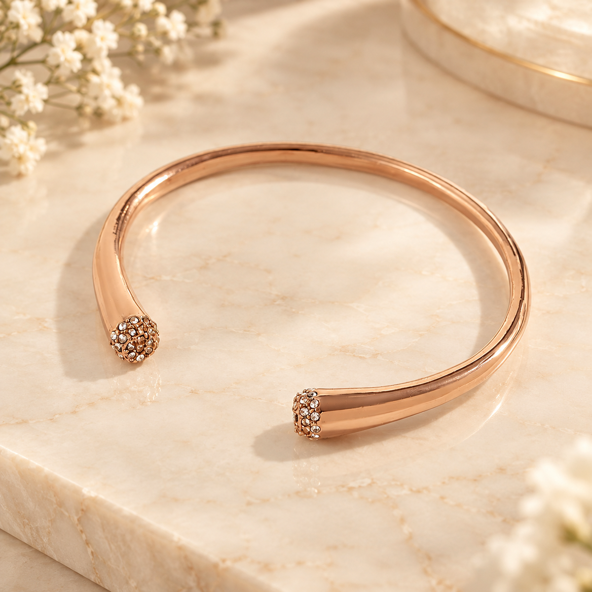 Bracelet jonc ouvert serti de cristaux