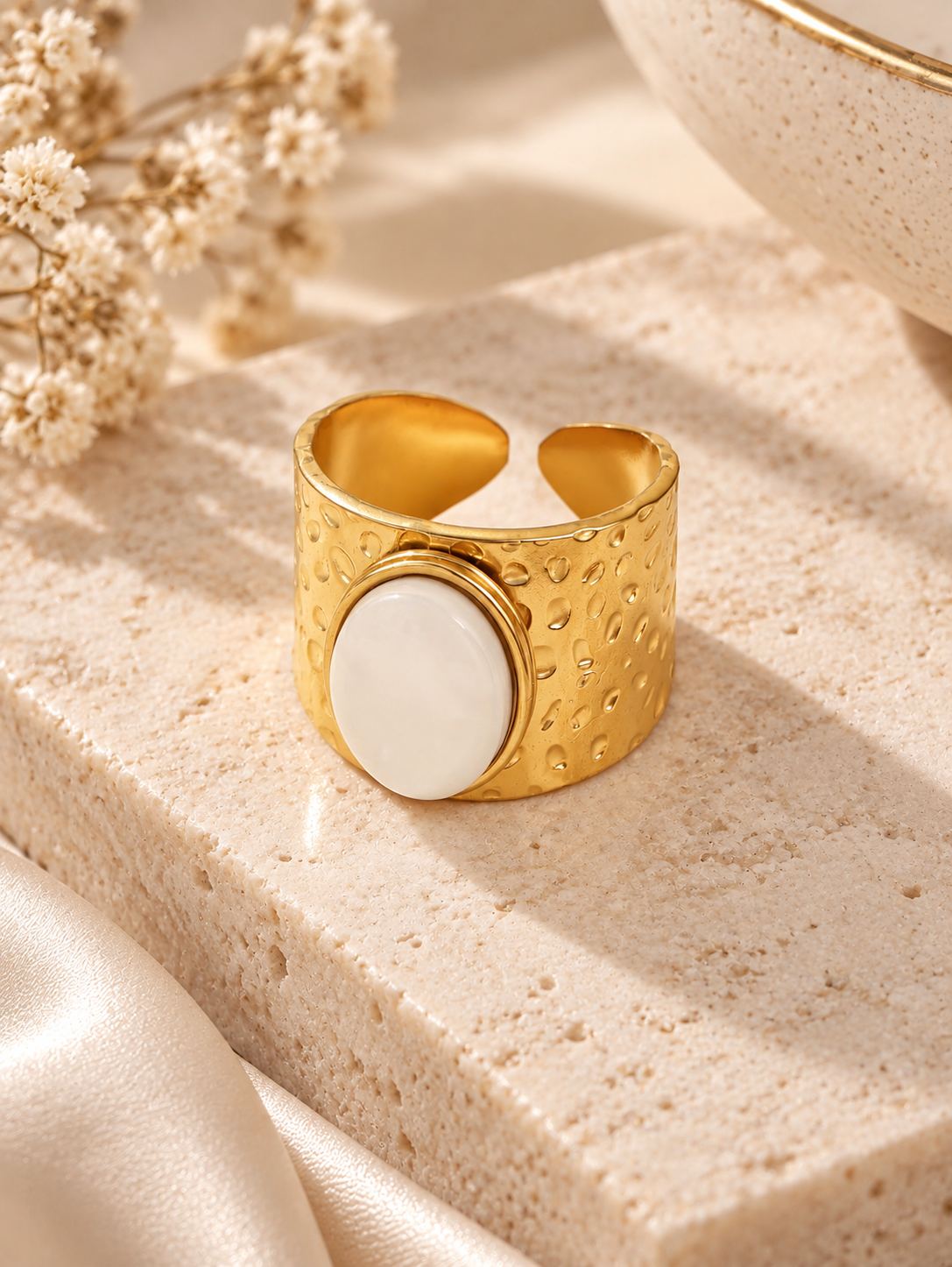Bague Large Dorée Pierre Blanche — Au Choix