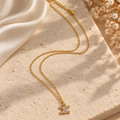 Collier Pendentif Motif Iconique Pavé Cristaux