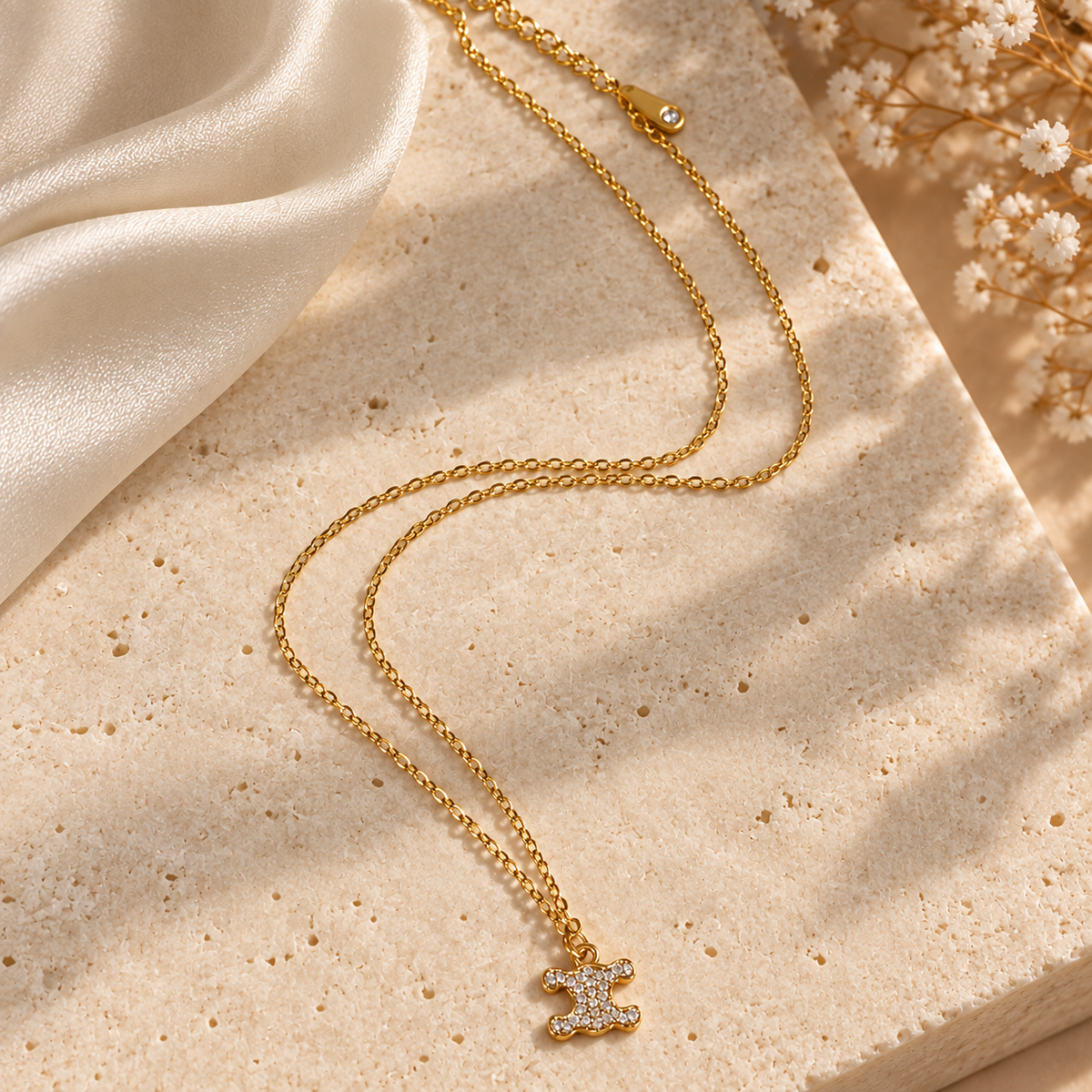 Collier Pendentif Motif Iconique Pavé Cristaux