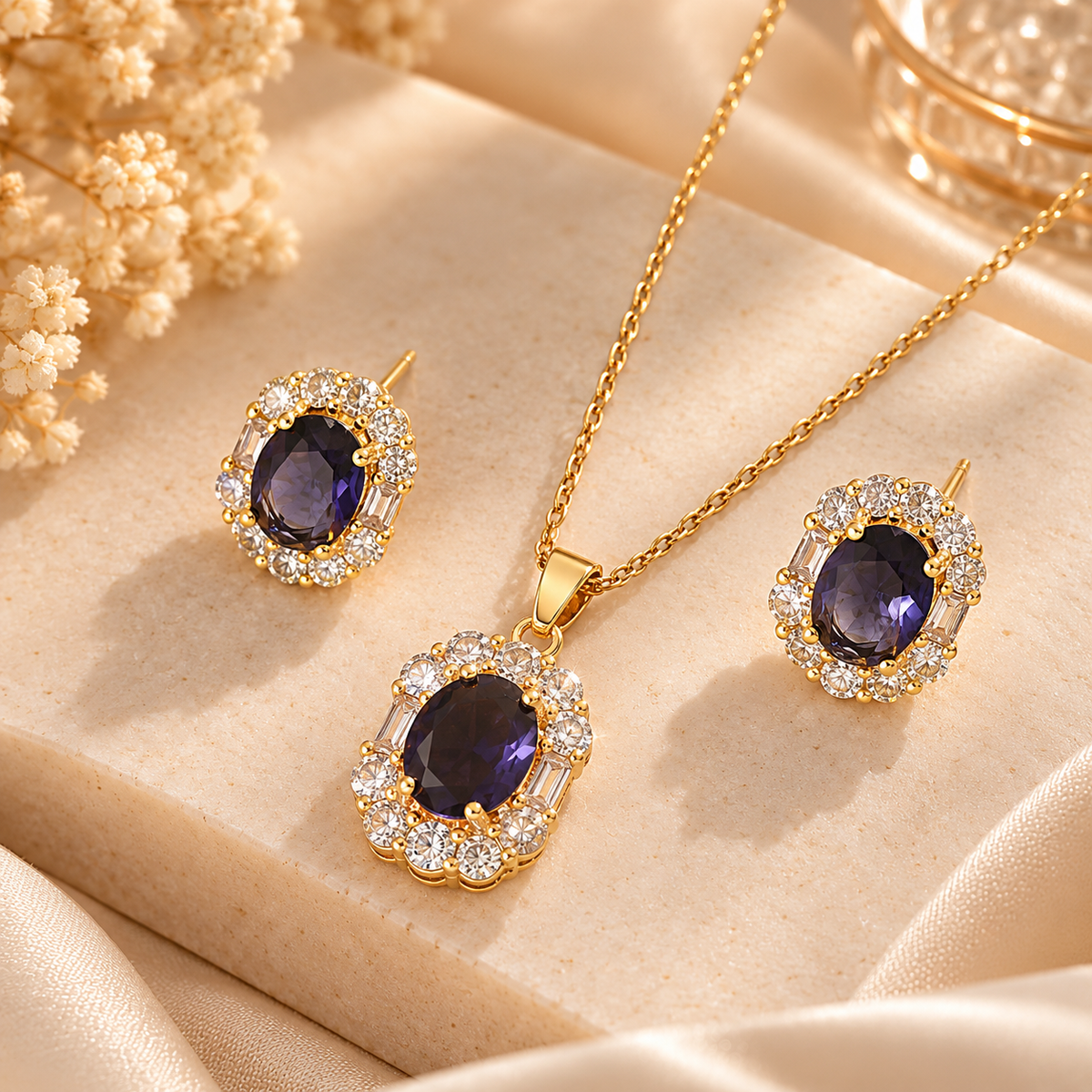 Parure dorée avec pendentif ovale violet et boucles d'oreilles assorties