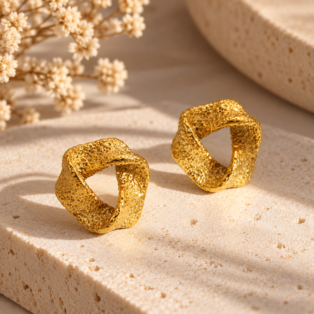 Boucles d’Oreilles Puces Géométriques Martelées Dorées — vue produit