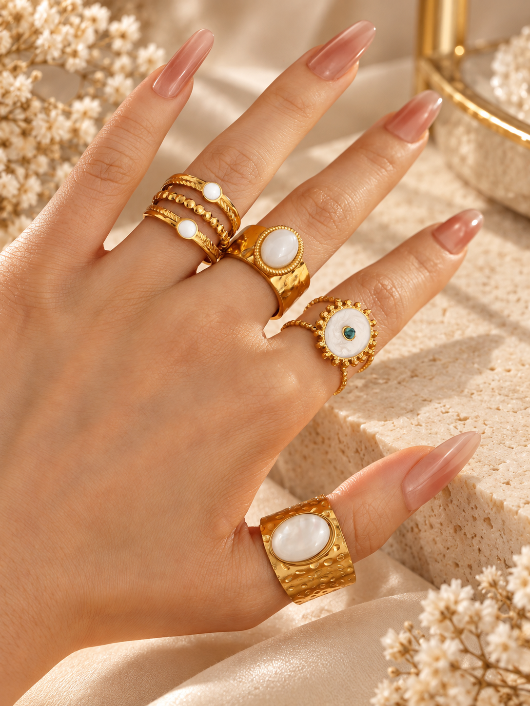 Bague Large Dorée Pierre Blanche — Au Choix