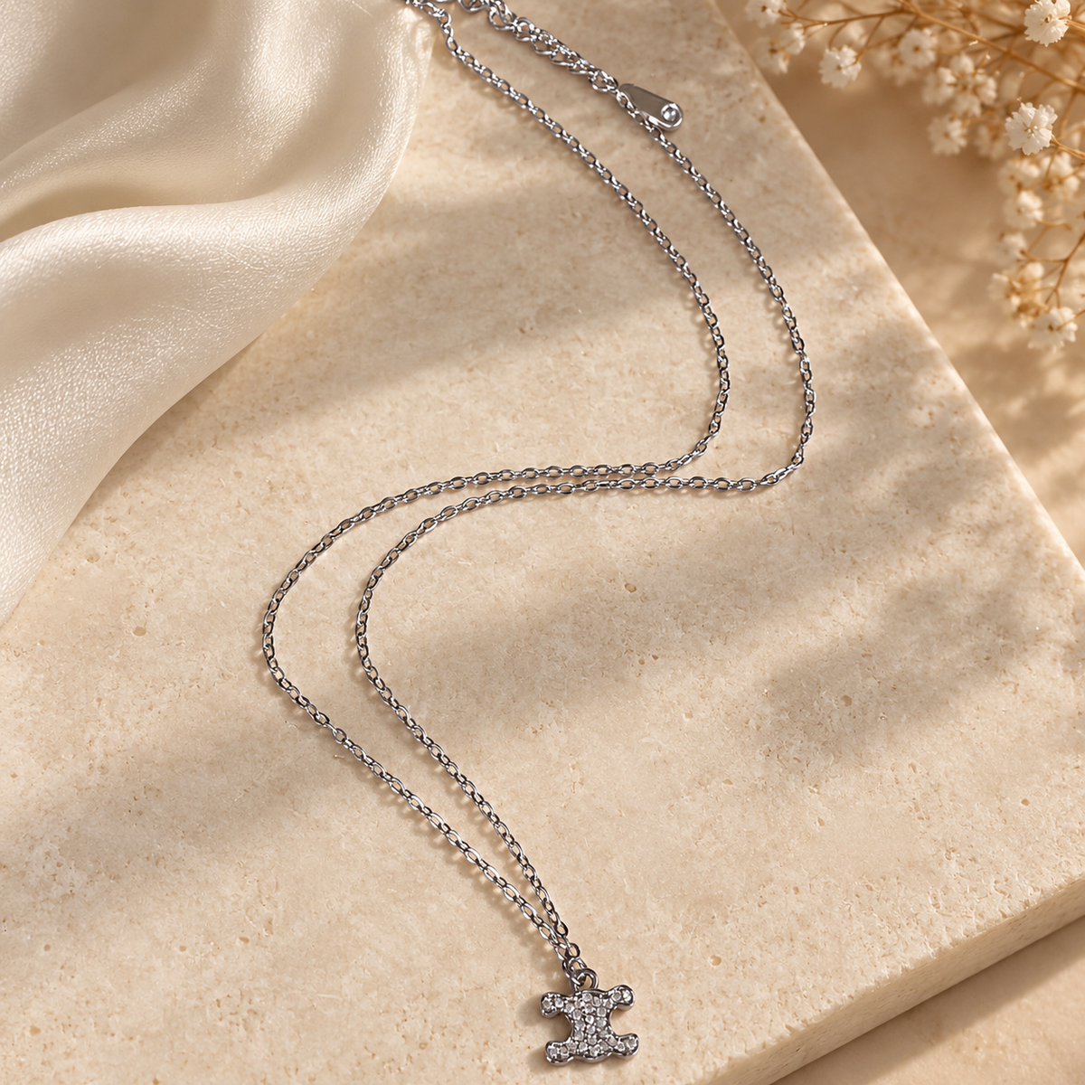 Collier Pendentif Motif Iconique Pavé Cristaux